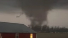 IMA MRTVIH NAKON KATAKLIZME U AMERICI Tornado sravnio kuće sa zemljom, povređenima se ne zna broja (VIDEO)