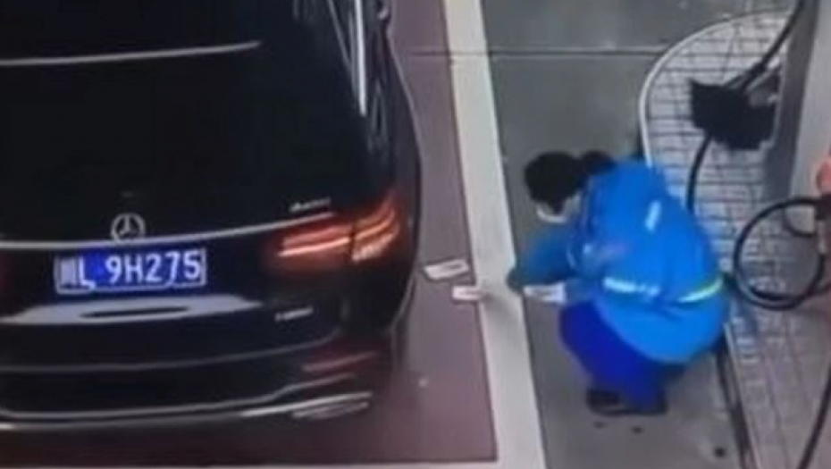 BRUKA! Radnici benzinske pumpe bacio novac na beton i otišao, nije bio svestan šta će uslediti