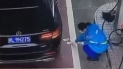 BRUKA! Radnici benzinske pumpe bacio novac na beton i otišao, nije bio svestan šta će uslediti