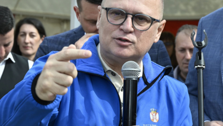 VESIĆ: SVE SE MOŽE KAD SE HOĆE! Zatvoren ilegalni izlaz sa divljeg parkinga na saobraćajnicu ka aerodromu Nikola Tesla