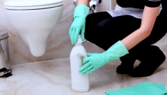 TRIK KOJI ĆE DOMAĆICE OBOŽAVATI Očistite fuge u kupatilu sa dva sastojka koje ima svaka kuća