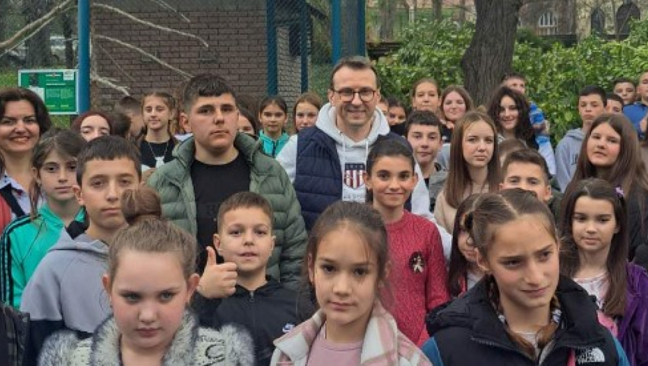 PETAR PETKOVIĆ DOČEKAO MALIŠANE S KOSOVA "Sve što radimo, radimo za našu decu" (FOTO)