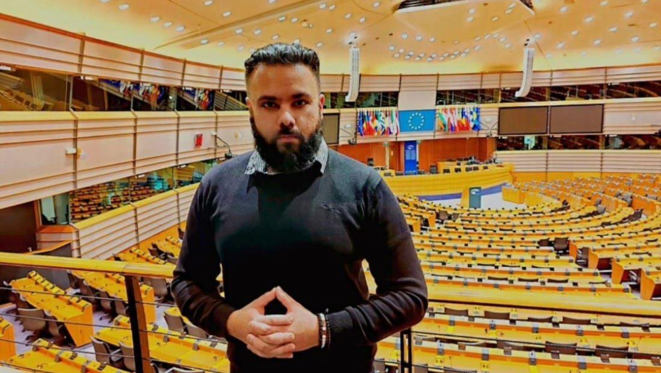 NAŠ NAJSKANDALOZNIJI VODITELJ PRVI SRBIN U ENGLESKOM PARLAMENTU Nakon skandala u emisiji i rijalitiju, postao uticajni političar!