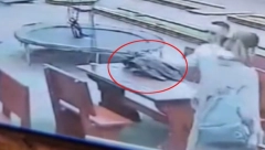 UKRAO NOVČANIK OD ŽENE S DETETOM Kamera snimila podmuklu krađu u beogradskom lokalu (VIDEO)