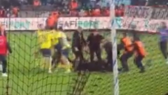 OVOME SE NISU NADALI Tadićev saigrač sprečio tragediju, MMA potezima isprašio huligane koji su upali na teren (VIDEO)