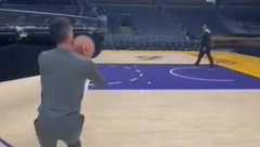 ON JE IZ ZEMLJE KOŠARKE Novak dao trojku, pa se ovako obratio Lebronu Džejmsu (VIDEO)