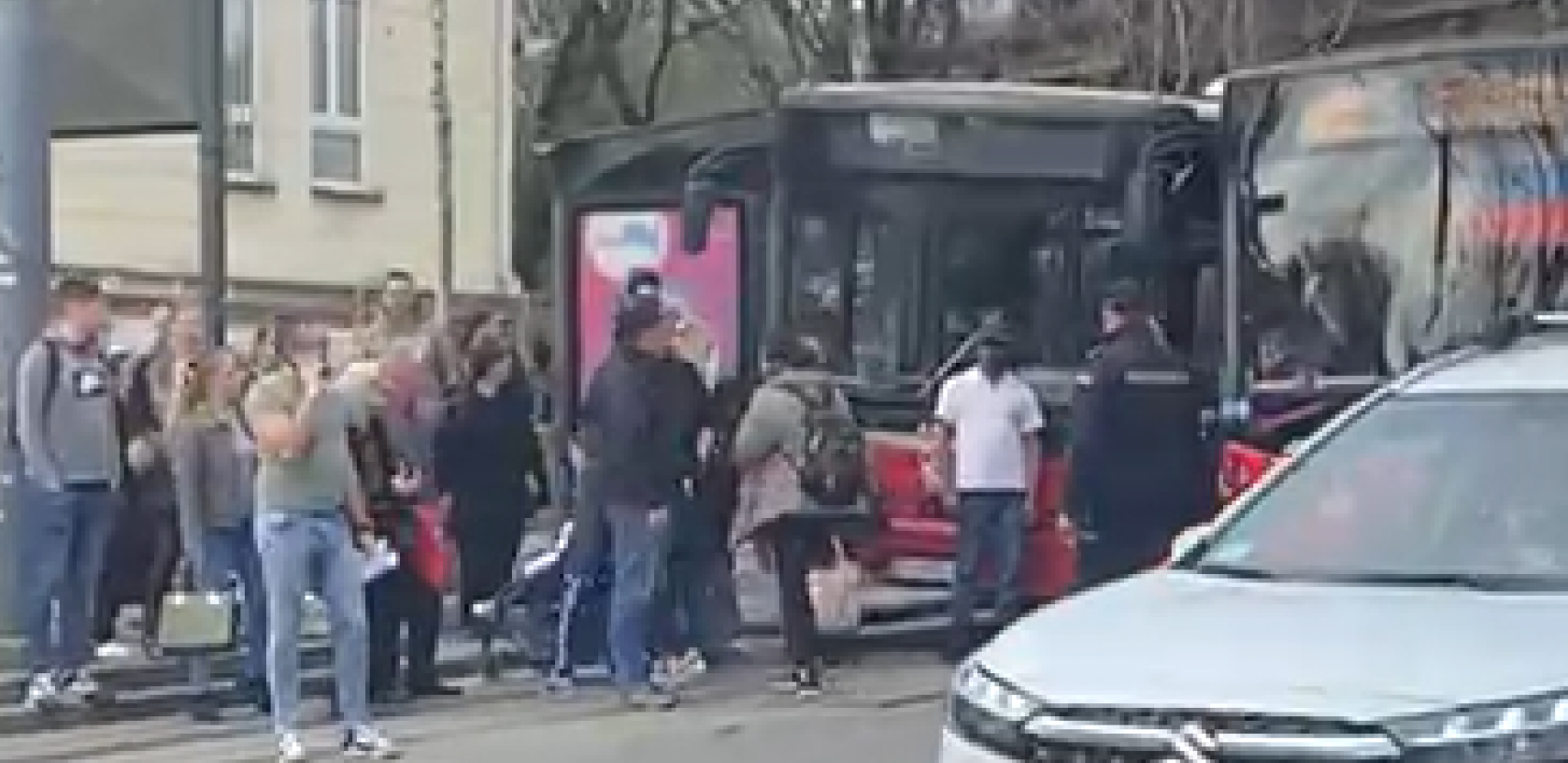 ŠTA TO RADI OVAJ ČOVEK U AUTOBUSU? Redak prizor začudio građane, ovako nešto nije viđeno godinama! (FOTO)