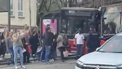 INCIDENT NA LINIJI 27: Pretio vozaču i pljuvao ga, a kad je izašao nastavio da divlja i šutira autobus (VIDEO)