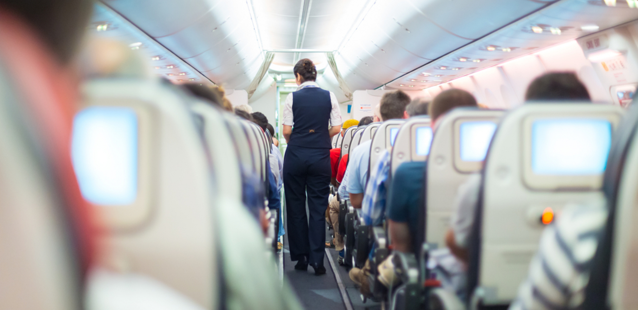 MISLITE DA SU LJUBAZNE, A ZAPRAVO VAS POTCENJUJU Evo koji skriveni motiv stoji iza stjuardesinog pozdrava prilikom ulaska u avion