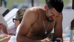 SA KIM JE ĐOKOVIĆ NA VEZI? Nole zaplivao, pa se smeškao dok je čitao poruke (FOTO)