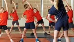 UČENICI MASOVNO IZBEGAVAJU ČASOVE FIZIČKOG VASPITANJA Devojčice drže dijete, a dečaci idu u teretane!