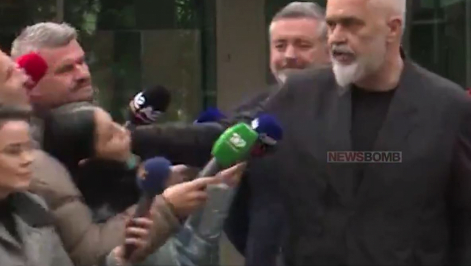 ŠAKOM PRAVO U GLAVU Edi Rama odgurnuo novinarku, skandal u Albaniji (VIDEO)
