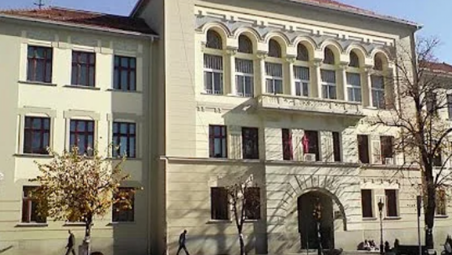 ISPOD ULAZA U ŠKOLU U ČAČKU NAĐENO NEŠTO NEVEROVATNO Prolaznici u šoku, stručnjaci odmah došli (VIDEO)