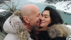 U NJEGOVIM RUKAMA JE NAJSIGURNIJA Emotivna objava žene legendarnog Brusa Vilisa raznežila fanove