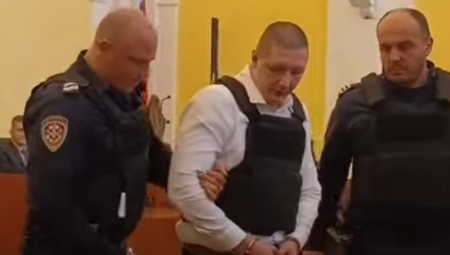 BUKAGIJE NA NOGAMA, PANCIR NA PRSIMA Ovako sada izgleda ubica škaljarca iz Kragujevca, sudnica pod opsadom (VIDEO)