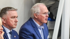 EVO ZA KOGA NAVIJA KRISTOFER HIL Ni Zvezda, ni Partizan - ambasador Amerike uslikan u dresu trećeg beogradskog kluba (FOTO)