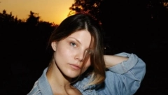 NAŠA GLUMICA POKAZALA TRUDNIČKI STOMAK Sela kolegi s kojim očekuje bebu u krilo, fotografija sve raznežila