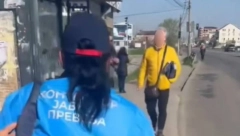 SRAMOTAN NAPAD NA KONTROLORKU PREVOZA Sasuo salvu uvreda na ženu, srpski internet izgoreo od besa (VIDEO)