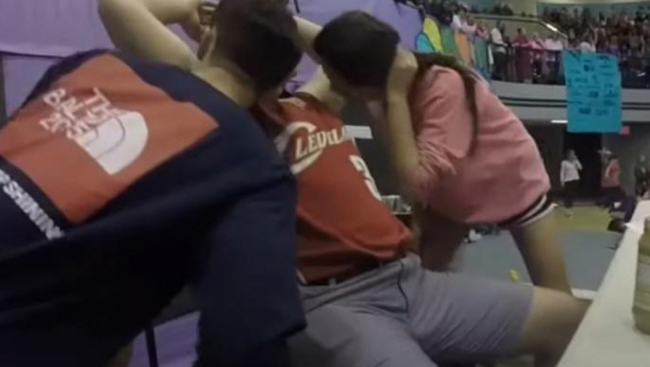 OLIŽI MI PAZUHE I STOPALA! Novi bizarni trend se širi među mladima, uživancija u gadosti (VIDEO)