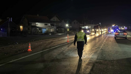 OD PREDNJEG DELA NIJE OSTALO NIŠTA Težak sudar šlepera i automobila kod Kraljeva - auto završio u livadi, a delovi po putu (FOTO)