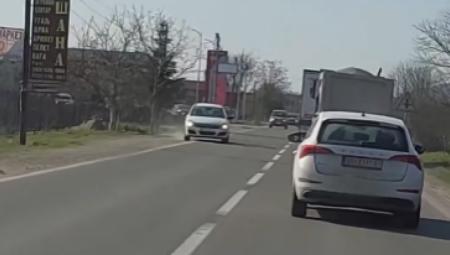 "PA ODE DOZVOLA SINE, ODE DOZVOLA!" Snimak jezivog preticanja zaprepastio vozače (VIDEO)