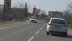"PA ODE DOZVOLA SINE, ODE DOZVOLA!" Snimak jezivog preticanja zaprepastio vozače (VIDEO)