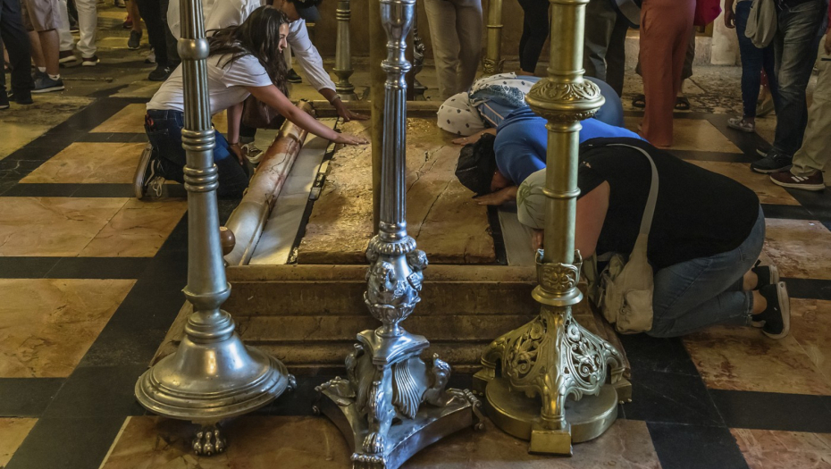 OTKAD PRAVOSLAVCI KLEČE U CRKVI? "Zar to ne rade samo muslimani?" Ovo je odgovor teologa