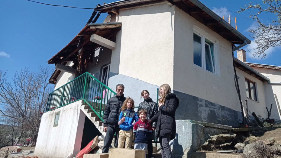 KANCELARIJA ZA KIM POMAŽE OSMOČLANOJ PORODICI STOJANOVIĆ Njima je pre 2 večeri izgorela kuća