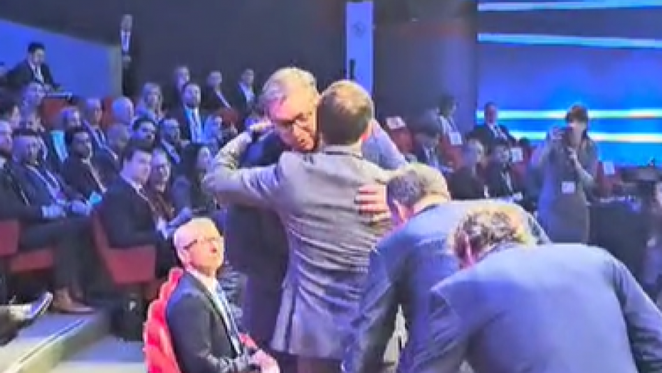 ZAGRLJAJ I POLJUBAC DVOJICE PREDSEDNIKA Više nego srdačan susret Vučića i Makrona u Briselu