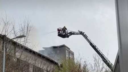 DRAMA! VATROGASCI GASE KROV NAPUŠTENE FABRIKE NA ZVEZDARI, KOMŠIJE U PANICI Dim kulja na sve strane, može se videti iz svih krajeva Beograda
