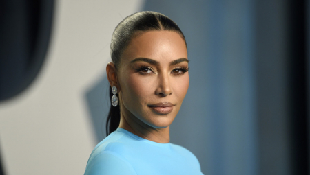 KIM KARDAŠIJAN OSTAVILA FANOVE BEZ TEKSTA Rijaliti zvezda prošetala u brutalnom autfitu, ali u centru pažnje bio on