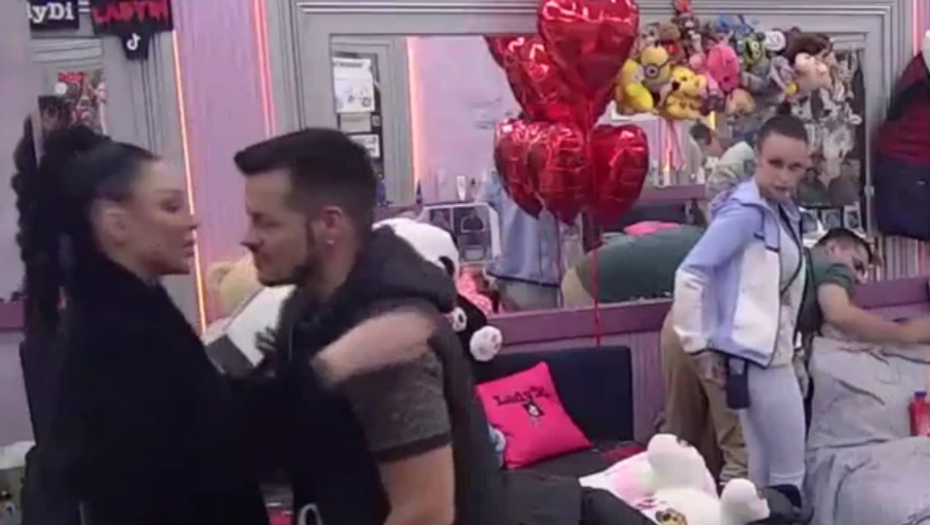 DODIRUJE SE SA DRUGIM NAOČIGLED DEČKA Učesnica Elite potvrdila sumnje, ne može više da krije simpatije prema njemu!