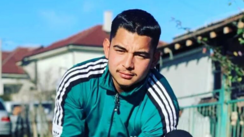 ISPLIVALE NAGE FOTOGRAFIJE ZLOSTAVLJAČA IZ "PADINSKE SKELE" Go pozira u krevetu sa drugarima (FOTO)