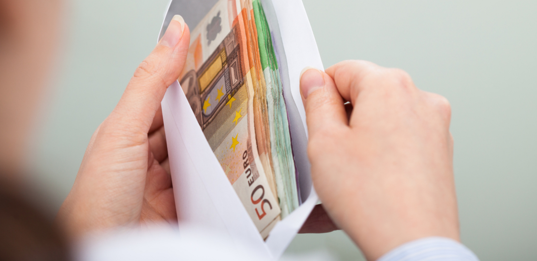 FIRMIRANA SIROTINJA Žena se ZADUŽILA da bi ćerku spremila za maturu, pozajmila 100.000 dinara!