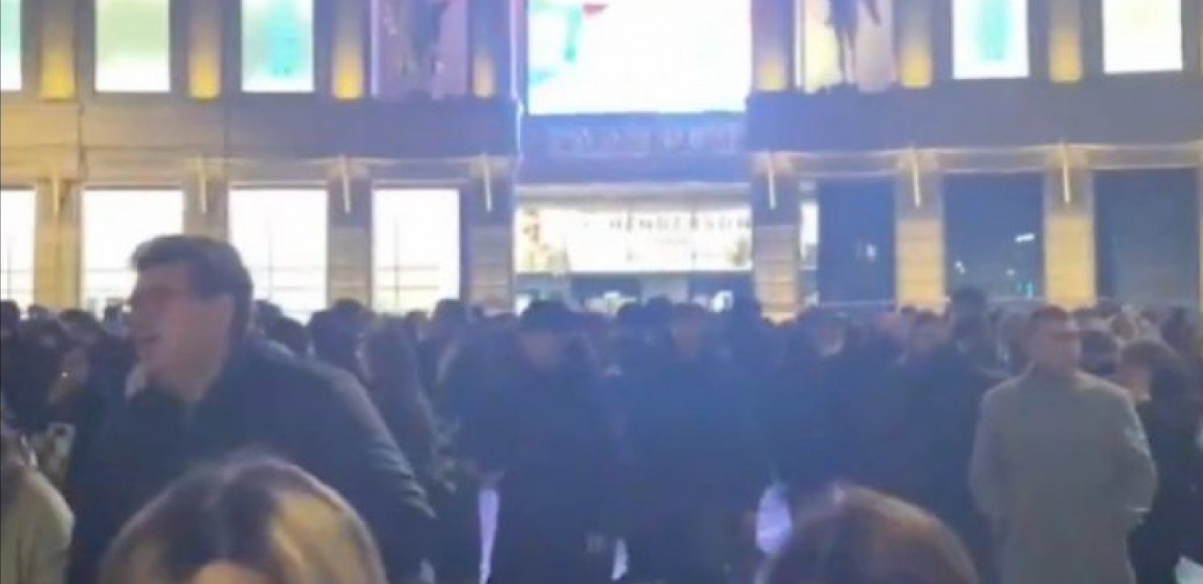 EVAKUISAN TRŽNI CENTAR U SANKT PETERBURGU Prijavljena bomba (VIDEO)