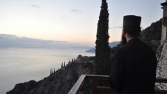 OVAKO MONASI PORUČUJU HRANU! Video sa Svete Gore postao viralan: Svi se čude kako žive bez aplikacije za dostavu! (VIDEO)