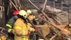 SNIMAK UNUTRAŠNJOSTI HALE U MOSKVI POSLE MASAKRA Vatrogasci raščišćavaju ruševine u potrazi za poginulima (VIDEO)