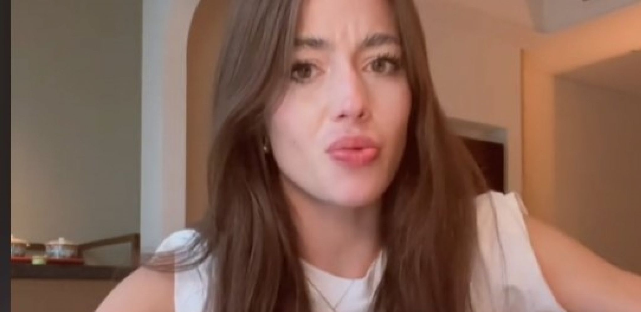 NARUČILA OBROK IZ HOTELSKE SOBE, PA OSTALA ZAPANJENA ODGOVOROM Nije prekršila zakon, ali da li jeste pravila? (VIDEO)