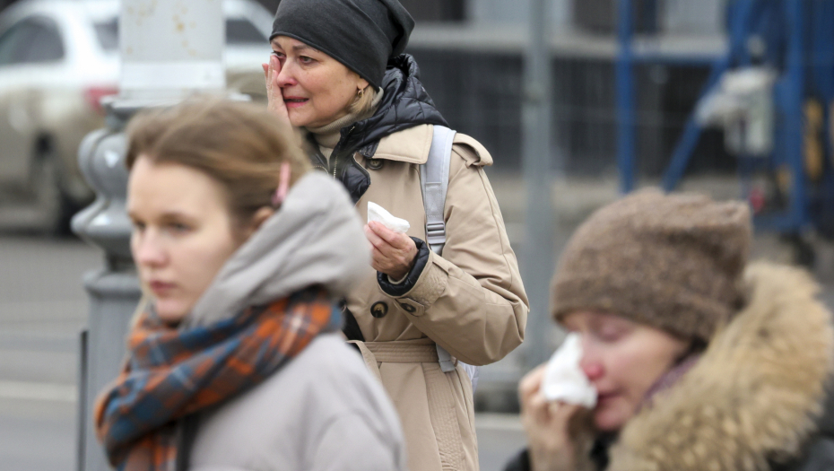 ČOVEK SA BEBOM U NARUČJU SPASIO 50 DECE "Čula se pucnjava, onda je počela panika"
