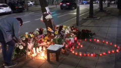 SVEĆE, CVEĆE I IKONE ISPRED RUSKE AMBASADE Beograđani zajedno u tuzi sa Rusijom nakon napada u Moskvi (VIDEO)