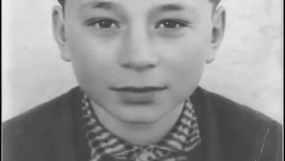 NEMA SRBINA KOJI ZBOG NJEGA NIJE LOMIO ČAŠE! Dečak sa fotke je odrastao u siromaštvu, a danas zbog hitova uživa u luksuzu