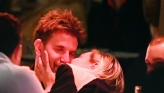 ROMANTIČAN SASTANAK U STILU Điđi Hadid i zgodni glumac zablistali tokom izlaska u Njujorku, njegov osmeh govori sve