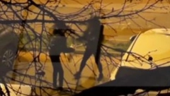 ČUPANJE KOSE, PESNICE U GLAVU Brutalna tuča devojaka na Konjarniku, kamere sve snimile (VIDEO)