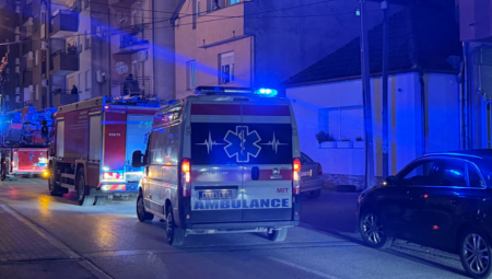 DRAMA U NOVOM SADU Vatrogasci izvlačili nepokretnu bakicu iz stana zbog požara (VIDEO)