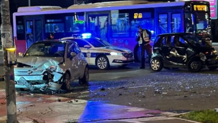 KARAMBOL KOD UŠĆA, DELOVI VOZILA RASUTI PO PUTU Jedan nije želeo da ustupi prvenstvo, pa se zakucali (FOTO)