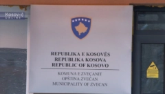 KURTI NASTAVLJA RAT PROTIV ĆIRILICE! Skinuli tablu sa zgrade opštine Zvečan!