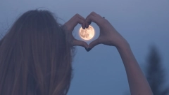 POMRAČENJE MESECA 2024. Ne počinjite novi posao, u ljubavi slede preokreti, a evo ko će dobiti pare