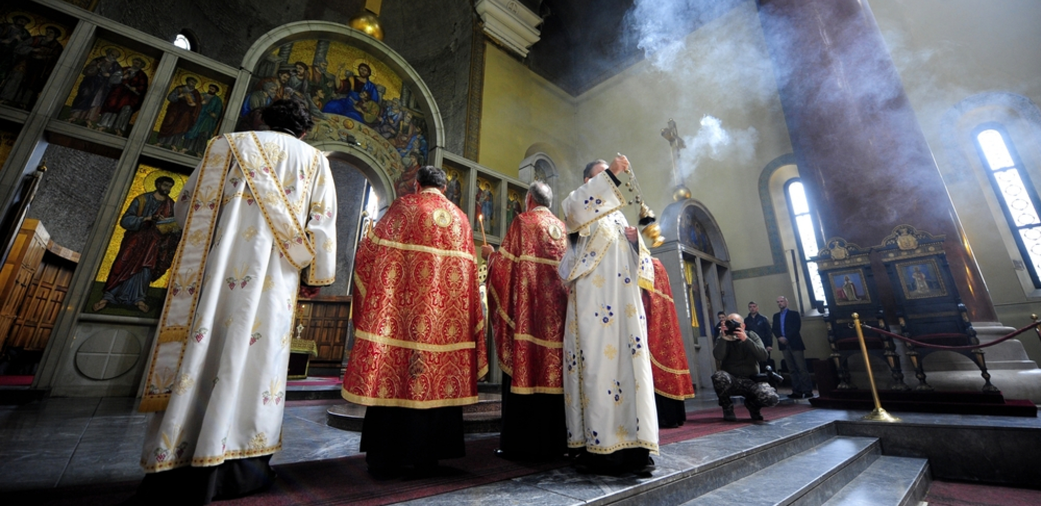 POP SA DVE REČI ZABEZEKNUO VERUJUĆI NAROD! Čovek uzviknuo ''Nema Boga'' pred punom crkvom, sveštenik održao besedu: Zbog ovih reči su mu svi do jednog aplaudirali! (VIDEO)