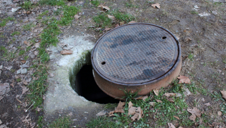 DRAMATIČNA AKCIJA U VRANJU, VATROGASCI SPASLI DEČAKA Zaglavio se u šahtu, morali da seku rešetke (FOTO)