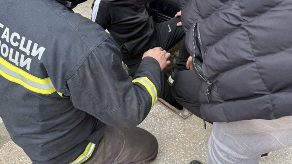 PROPAO KROZ RUPU NA KROVU  Vatrogasci intervenisali u beogradskom naselju Šumice